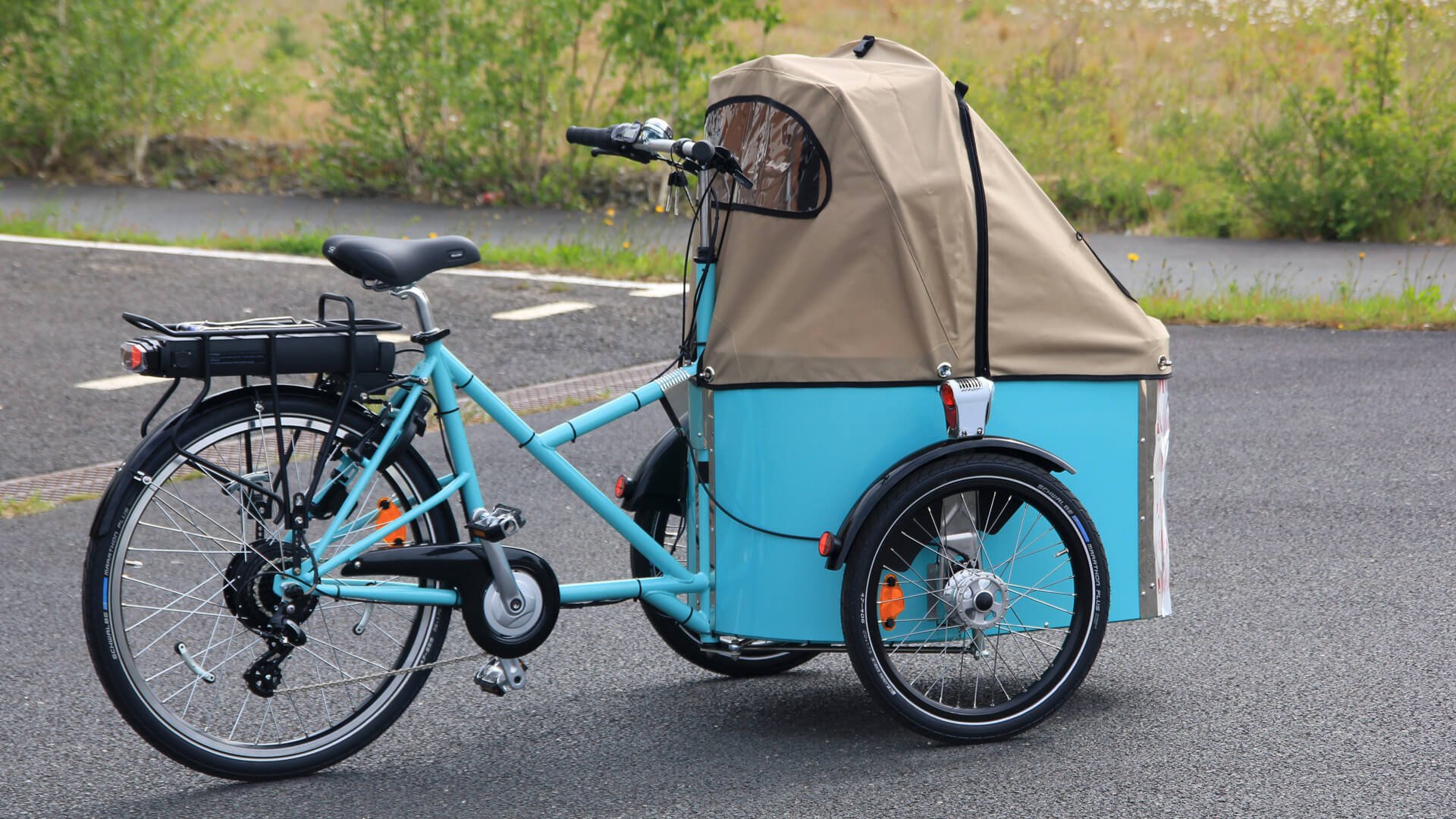 Nihola Family avec cadre bleu turquoise et capote de pluie beige