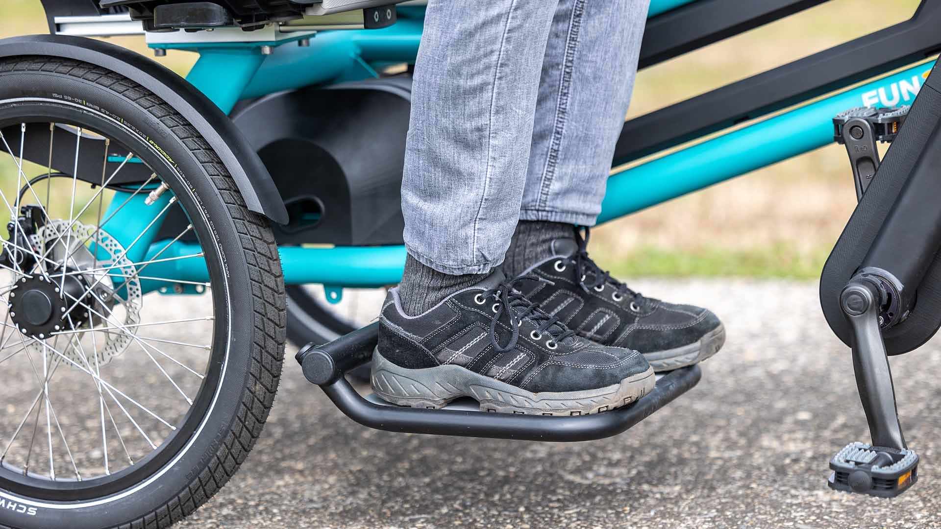 Permet de poser les pieds lorsque le passager ne pédale pas