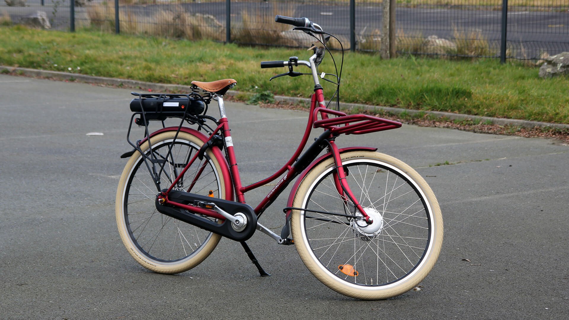 OMA Premium rouge mat avec moteur roue avant