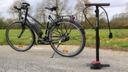 Une pompe à vélo à pied minimaliste