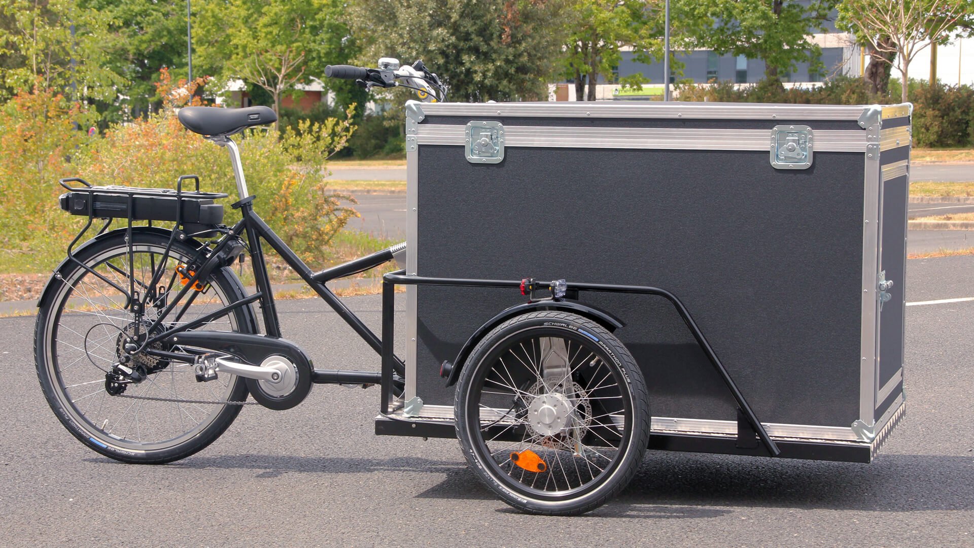 Triporteur électrique Nihola MAXX avec flycase cubique