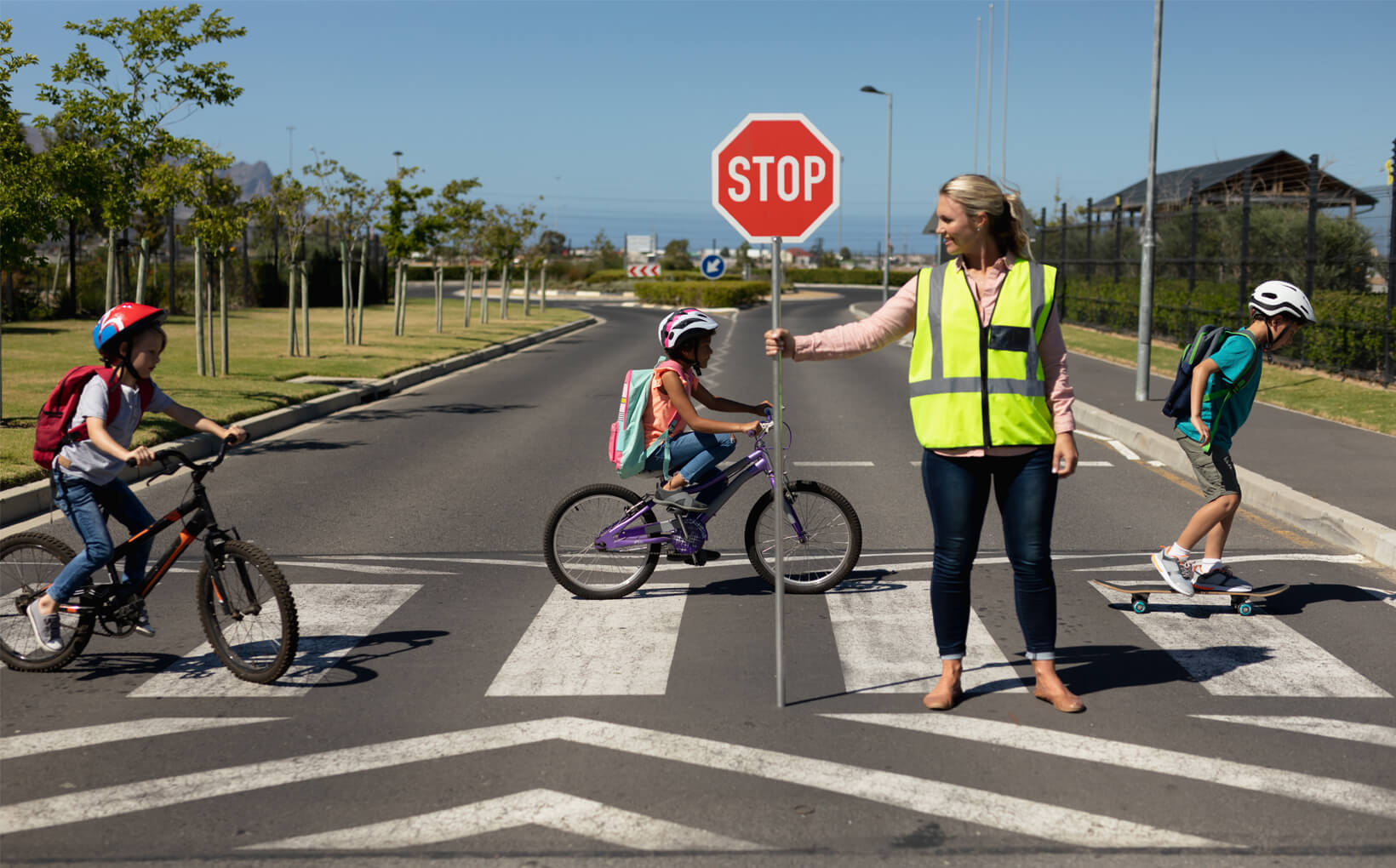 Des enfants en train d'apprendre le code de la route