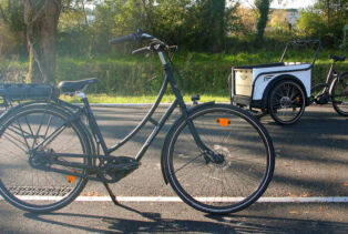 Un vélo électrique 1881 Deluxe et un triporteur Urban Rider, tous deux éligibles à l'offre de reprise